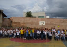 Alunos da Escola Estadual José Caetano Ribeiro realizam projeto Hora Cívica em São Gotardo