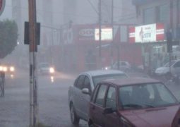 Chuva de granizo e vendaval assusta moradores da cidade de Patos de Minas