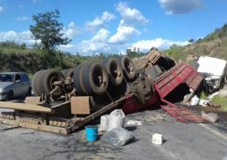 Bitrem carregado com toneladas de feijão tomba na BR-365 e carga fica espalhada na rodovia