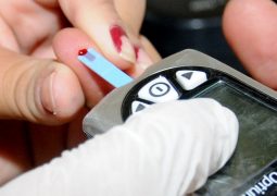 UnB cria pulseira para diabetes que mede açúcar e manda alertas via celular