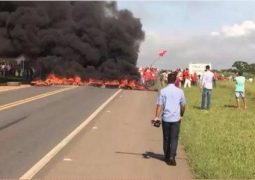 Grupo do MST bloqueia BR-262 entre Campos Altos e Córrego Danta