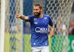 Com Sobis artilheiro e garçom Thiago Neves, Cruzeiro goleia e avança na Copa do Brasil