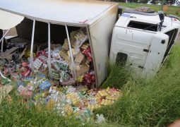 Caminhão tomba em acostamento no trevo de acesso à cidade de Matutina