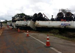 Carreta tomba e derrama mais de 20 mil litros de óleo na BR-262 em Ibiá