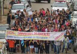 Professores das redes estaduais e municipais de São Gotardo realizam nova passeata contra a Reforma da Previdência