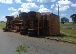 Caminhão carregado de silagem tomba no trevo de acesso à São Gotardo