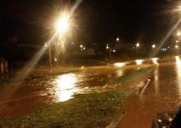 Água de córrego transborda durante temporal em São Gotardo e causa estragos