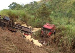 Pista molhada causa novo acidente envolvendo carreta na BR-354