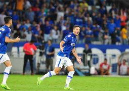 Cruzeiro sofre, mas vence o Nacional-PAR de virada e abre vantagem na Sul-Americana