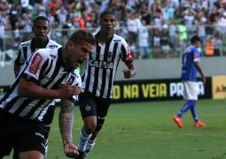 Roger muda time, Atlético vence a URT por 3 a 0 e é o primeiro finalista do Mineiro