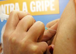 Tem dúvida? Infectologistas esclarecem que vacina da gripe não dá gripe