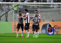 Com gol olímpico, Atlético supera Paraná no Horto e avança às quartas na Copa do Brasil