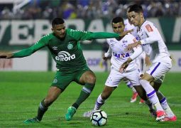 Em súmula, árbitro relata lançamento de pedra e xingamentos após Chape x Cruzeiro