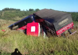 Condutor de carreta passa mal e sofre acidente na BR-262 em Campos Altos