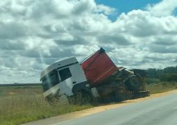 Bitrem carregado com 32 toneladas de milho tomba na BR-354