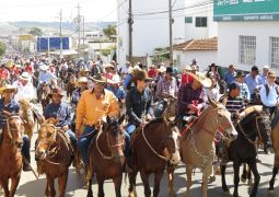 Com a participação de mais de 2 mil pessoas, Cavalgada da FENACEN 2017 é realizada em São Gotardo