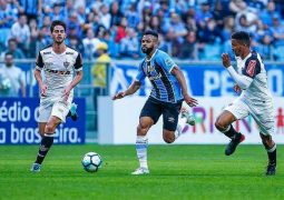 Atlético poupa titulares, vacila na bola aérea do Grêmio e perde mais uma no Brasileiro