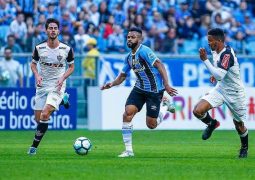 Atlético poupa titulares, vacila na bola aérea do Grêmio e perde mais uma no Brasileiro