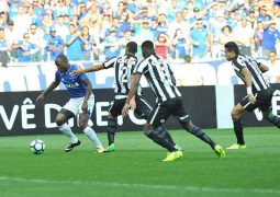 Cruzeiro pressiona Botafogo, mas volta a empatar no Mineirão e perde chance de entrar no G6