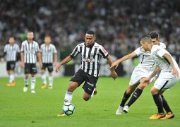 Galo não resiste ao líder Corinthians, vê Jô marcar e perde a 4ª seguida como mandante