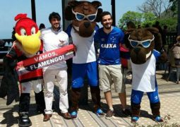 Mascotes de Cruzeiro e Flamengo fazem ‘tour’ pelo Rio com torcedores