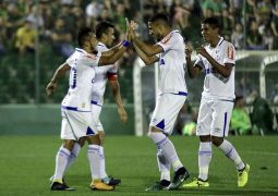 Em noite de Fábio e Raniel, Cruzeiro faz 2 a 1 na Chapecoense e encerra 23ª rodada no G6