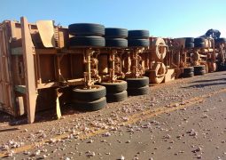 Carreta carregada de alho tomba na MG-230 em Rio Paranaíba