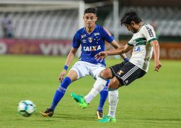 Pouco criativo, Cruzeiro é derrotado pelo Coritiba na Série A e perde invencibilidade