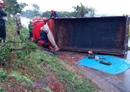 Motorista fica ferido após perder controle direcional em pista molhada e tombar caminhão na BR-354