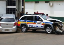 Durante perseguição, viatura policial colide em veículo de passeio em São Gotardo