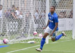 Em jogo movimentado, Cruzeiro derrota o Atlético no Independência e garante liderança da primeira fase do Mineiro