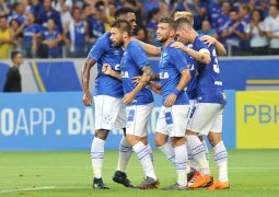 Em noite de homenagens, Cruzeiro atropela URT e define goleada no primeiro tempo