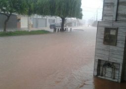 Temporal em Rio Paranaíba alaga ruas, invade comércios e novamente causa transtornos