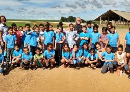 Vivenciando na prática a inter-relação cidade x campo, alunos da Escola Municipal José Antônio dos Santos visitam fazenda do Grupo Sekita