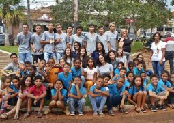 Alunos da escola Professor José Antônio dos Santos e membros do Interact Club realizam “Tarde do Abraço Grátis” em São Gotardo