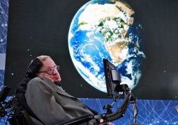Stephen Hawking, físico britânico, morre aos 76 anos
