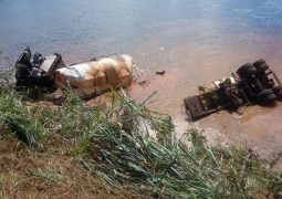 Após motorista perder o controle direcional, carreta cai em lago na BR-354