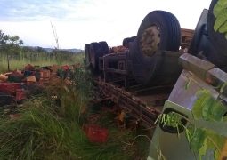 Caminhão carregado de cenouras com placas de São Gotardo tomba na MG-187