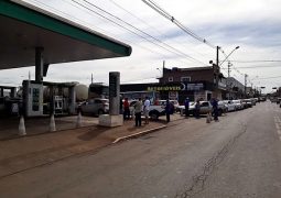 Gasolina chega em posto de combustível de São Gotardo e causa fila quilométrica