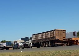 Greve dos caminhoneiros continua na BR-354 em São Gotardo. Veja quais veículos podem passar