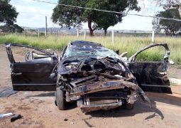 Condutor passa mal e colide veículo em poste em via lateral da MG-235 em São Gotardo