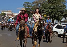 Parte da tradição da Festa, Cavalgada da Fenacen 2018 é realizada