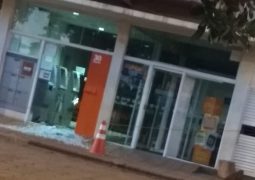 Bandidos tentam explodir agências bancárias em Tiros, bloqueiam passagem da PM, mas fogem sem levar nada