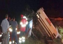 Caminhão tomba na BR-262 em Campos Altos e acidente provoca a morte de uma pessoa