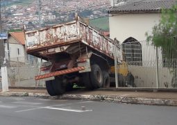 Caminhão estacionado perde o freio e invade propriedade de igreja em São Gotardo