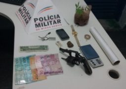 Tráfico de drogas: Homem é preso pela polícia após ser flagrado com drogas, arma e um pequeno pé de maconha em São Gotardo