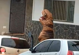 “T-Rex” em São Gotardo? Homem fantasiado de dinossauro é flagrado nas ruas da cidade