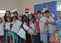 Em parceria com os Correios de São Gotardo, alunos da Escola Sonho Meu são presenteados neste Natal