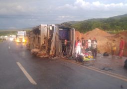 Acidente com ônibus de passageiros deixa duas pessoas mortas e diversos feridos na BR-146 em Serra do Salitre