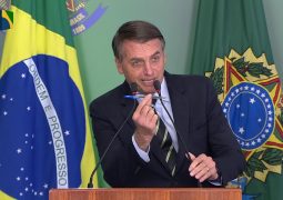 Bolsonaro assina decreto que facilita posse de armas